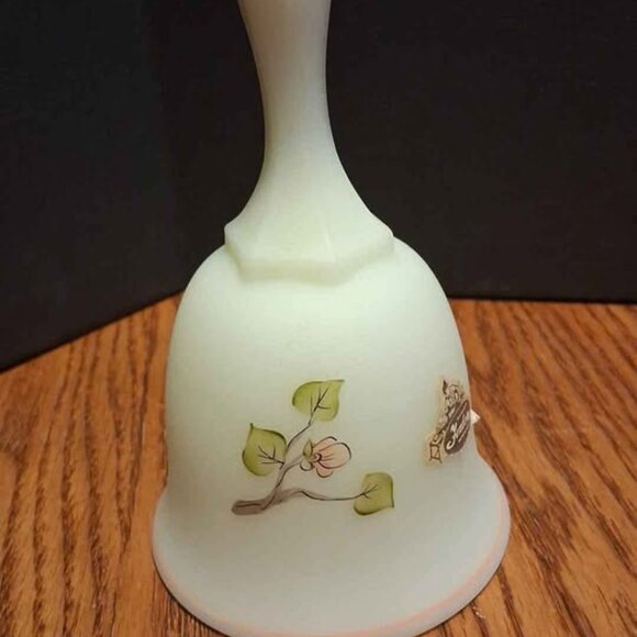 VTG 1980 Fenton Custard Glass Signed Hand Painted Bell  Bird & Branches 6 1/2 - Picture 3 of 6